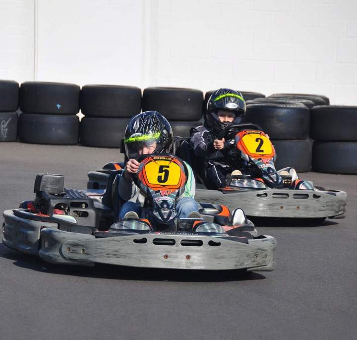 Nous proposons des sessions de karting pour tous niveaux et âges.