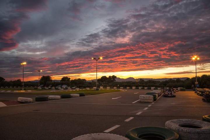 Nous garantissons des moments intenses avec notre karting nocturne exclusif.
