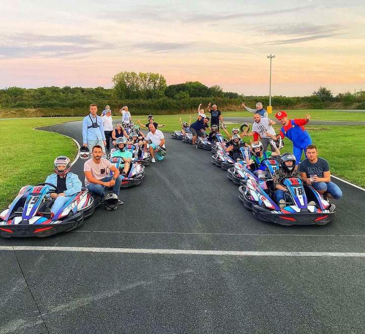 Nous organisons des compétitions de karting pour tous les niveaux.