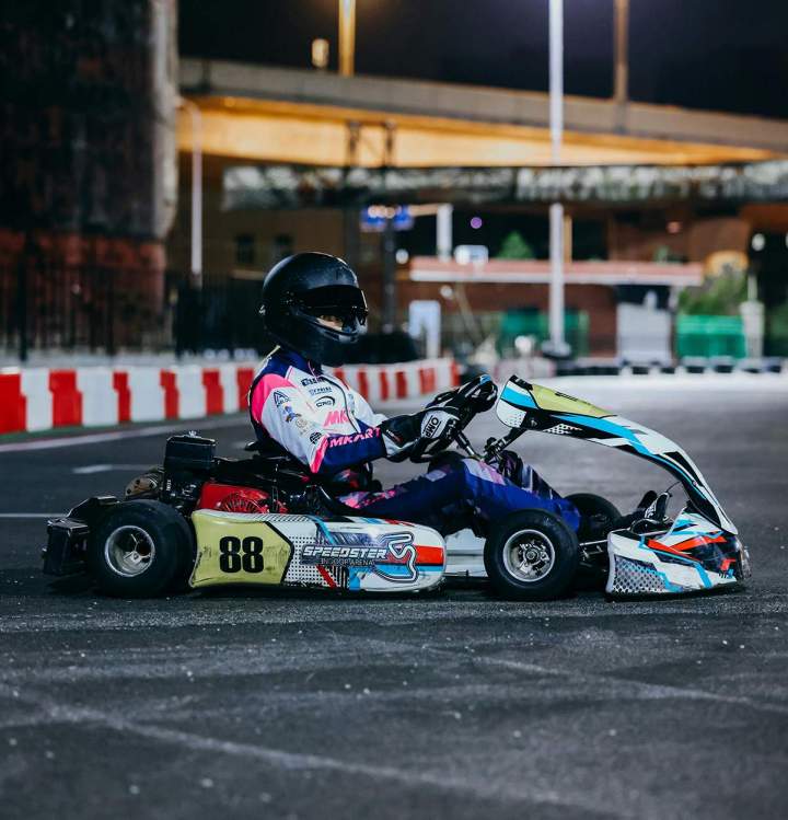 Nous vous invitons à découvrir le karting nocturne sous un nouveau jour.