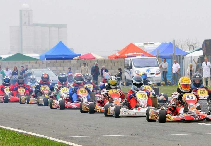 Nous louons des karts adaptés à tous les niveaux de pilotes.