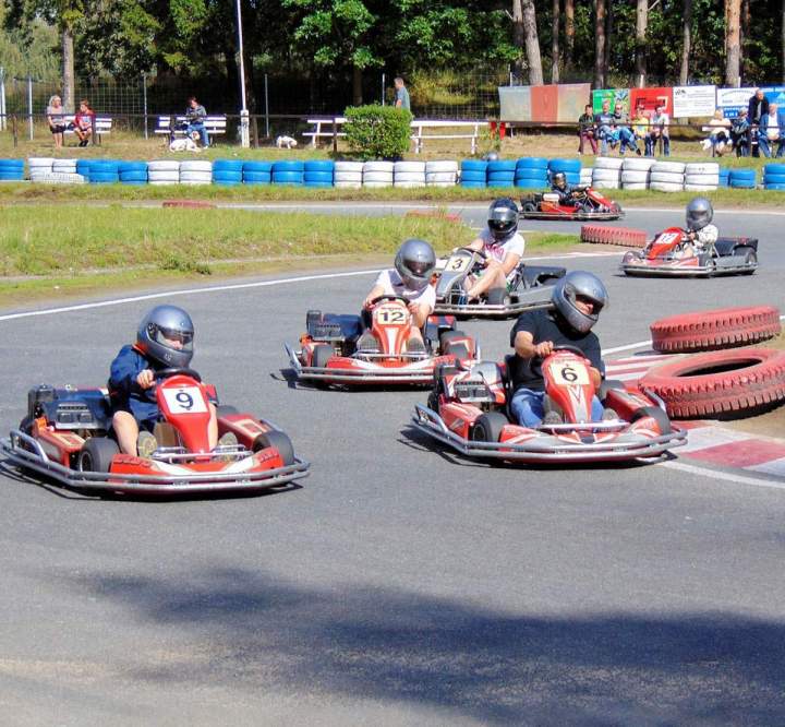 Nous organisons des événements de karting pour groupes et familles.