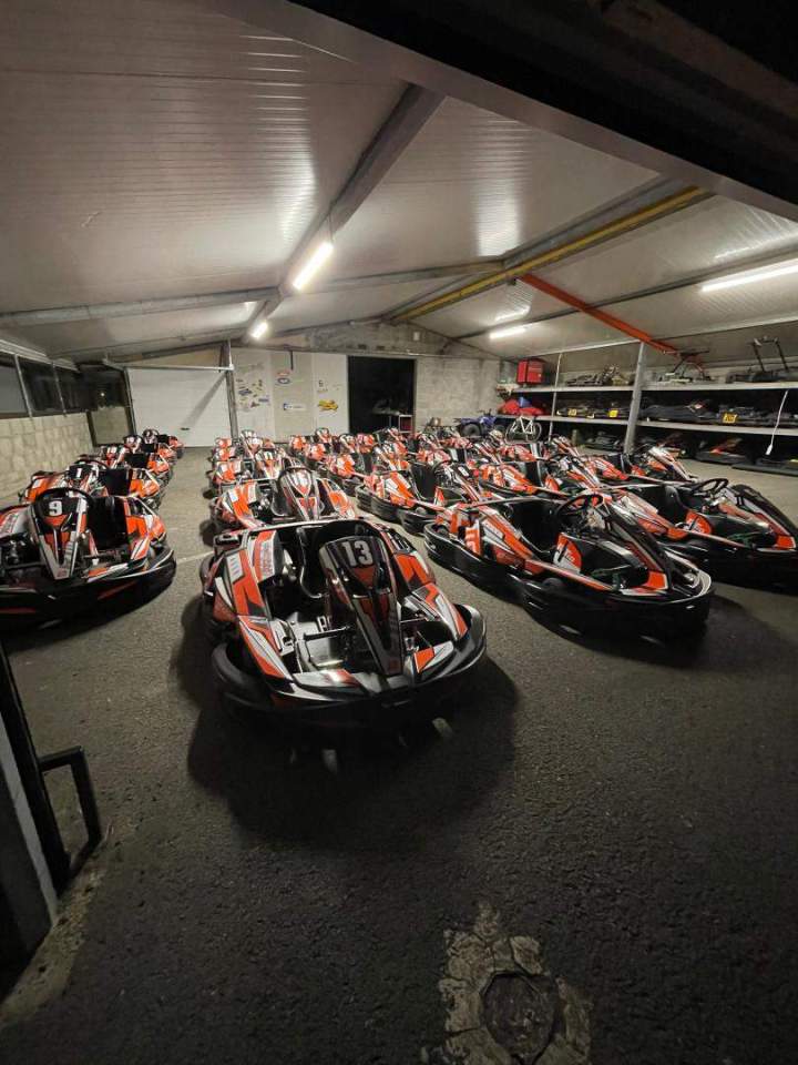 Nous louons des karts adaptés à tous les niveaux de pilotes.