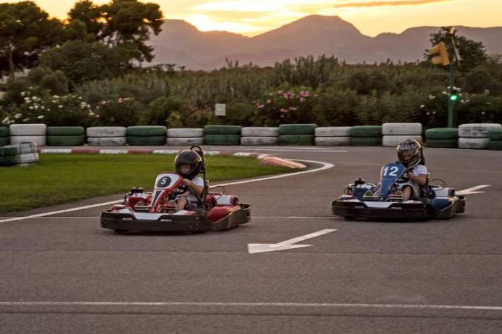 Nous vous invitons à tester notre piste de kart éclairée.